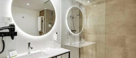 Chambre supérieure double | Salle de bain | Douche, pomme de douche hydromassante, articles de toilette (gratuits)