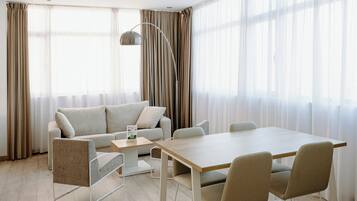 Bedden met traagschuimmatrassen, een minibar, een kluis op de kamer