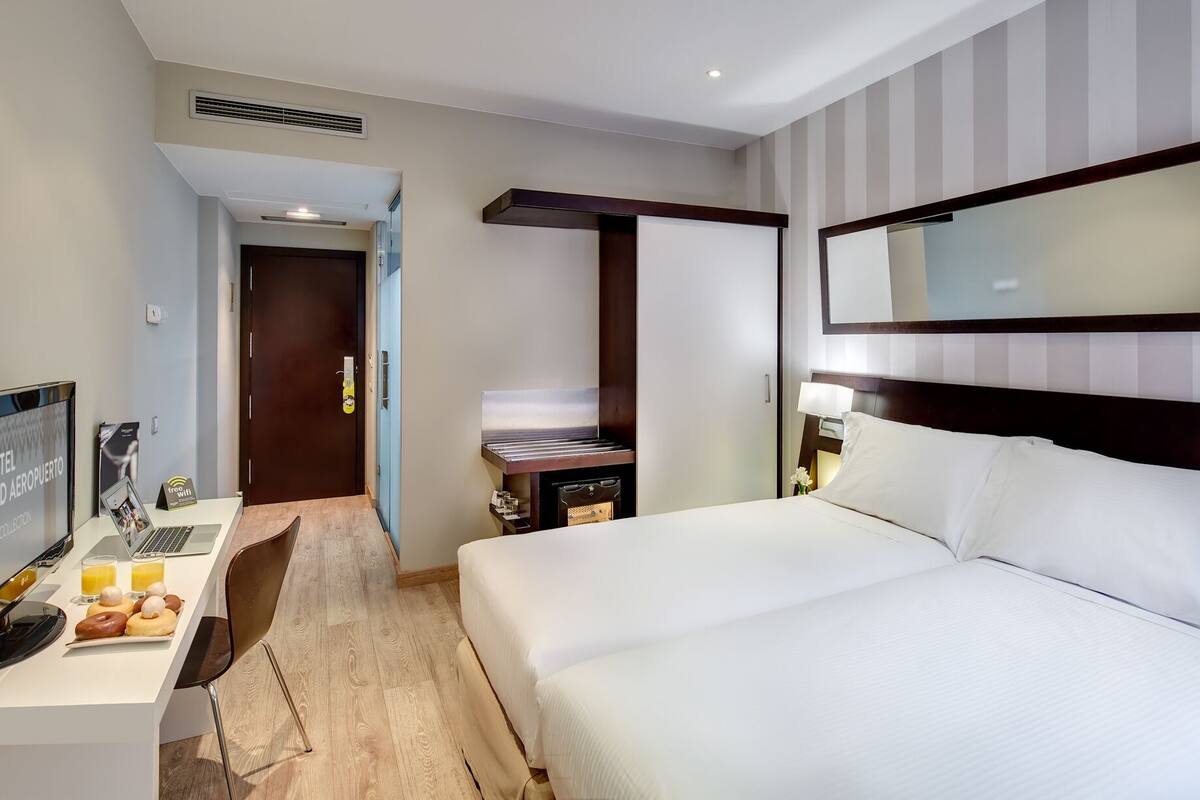 Lit avec matelas en mousse à mémoire, minibar, coffre-fort