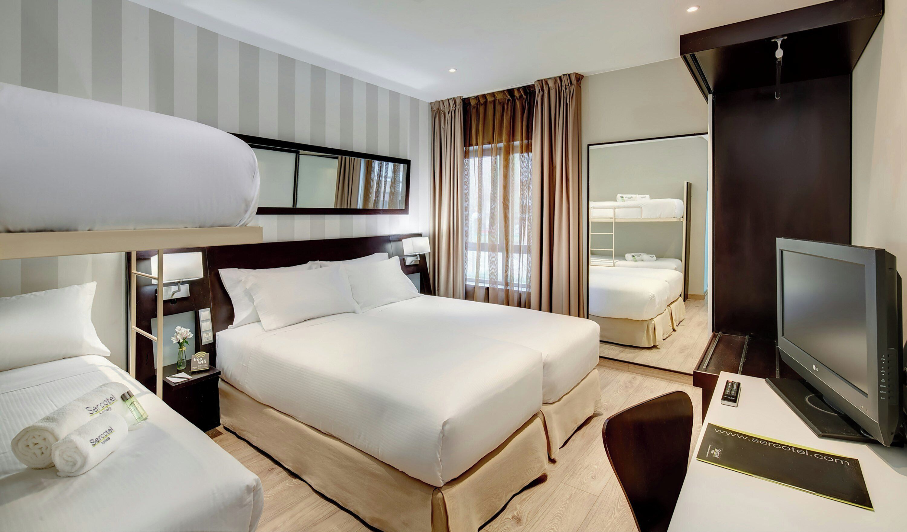 Zimmer (Familiar) | Betten mit Memory-Foam-Matratzen, Minibar, Zimmersafe, Schreibtisch