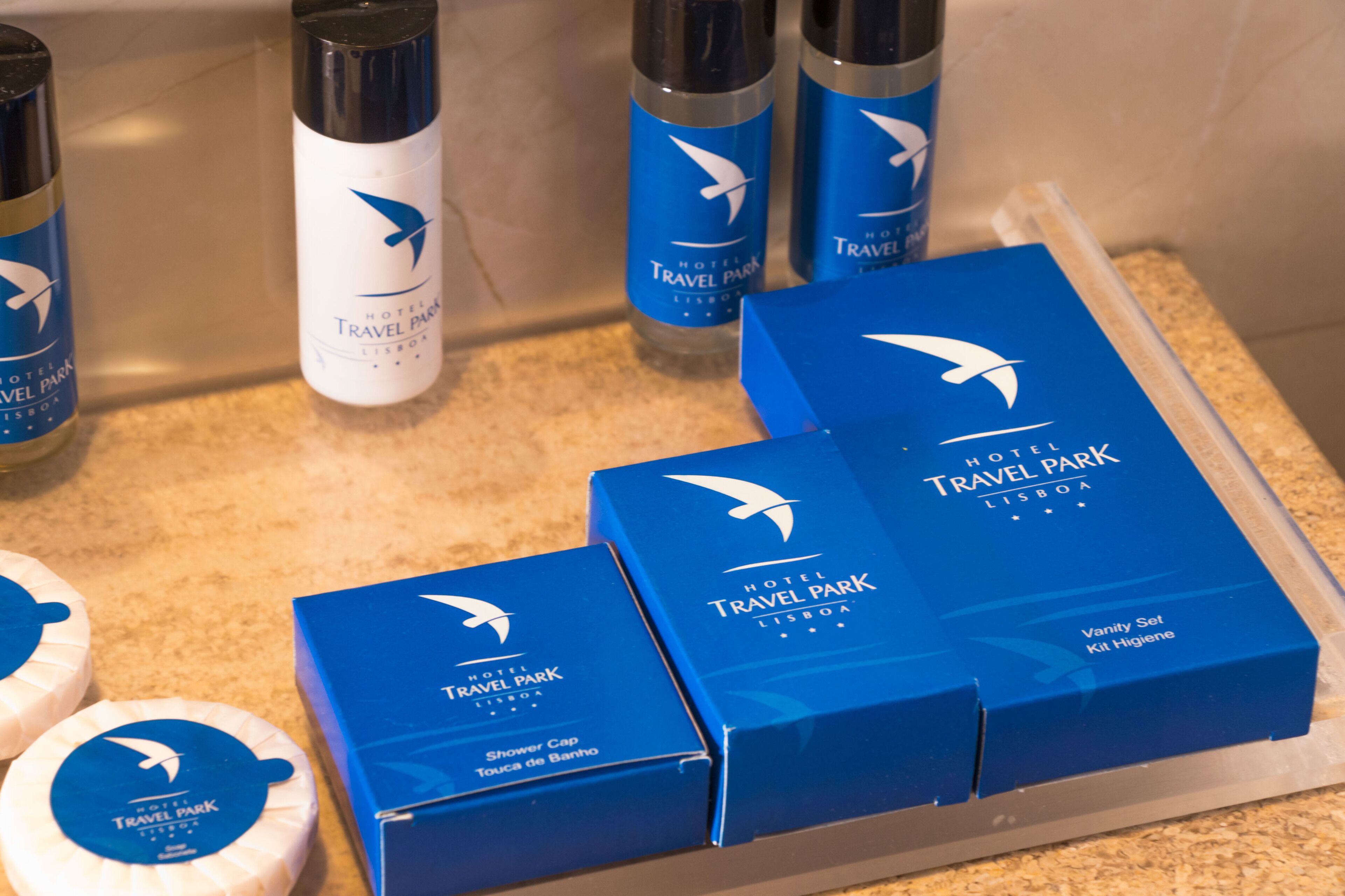 combined shower/bathtub, rainfall showerhead, free toiletries