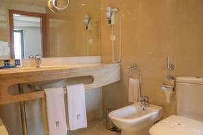 Tina con regadera, regadera tipo lluvia, amenidades de baño gratuitas