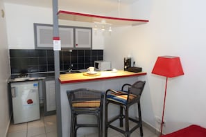 Vierbettzimmer, Kochnische | Eigene Kochnische | Kühlschrank, Mikrowelle, Hochstuhl