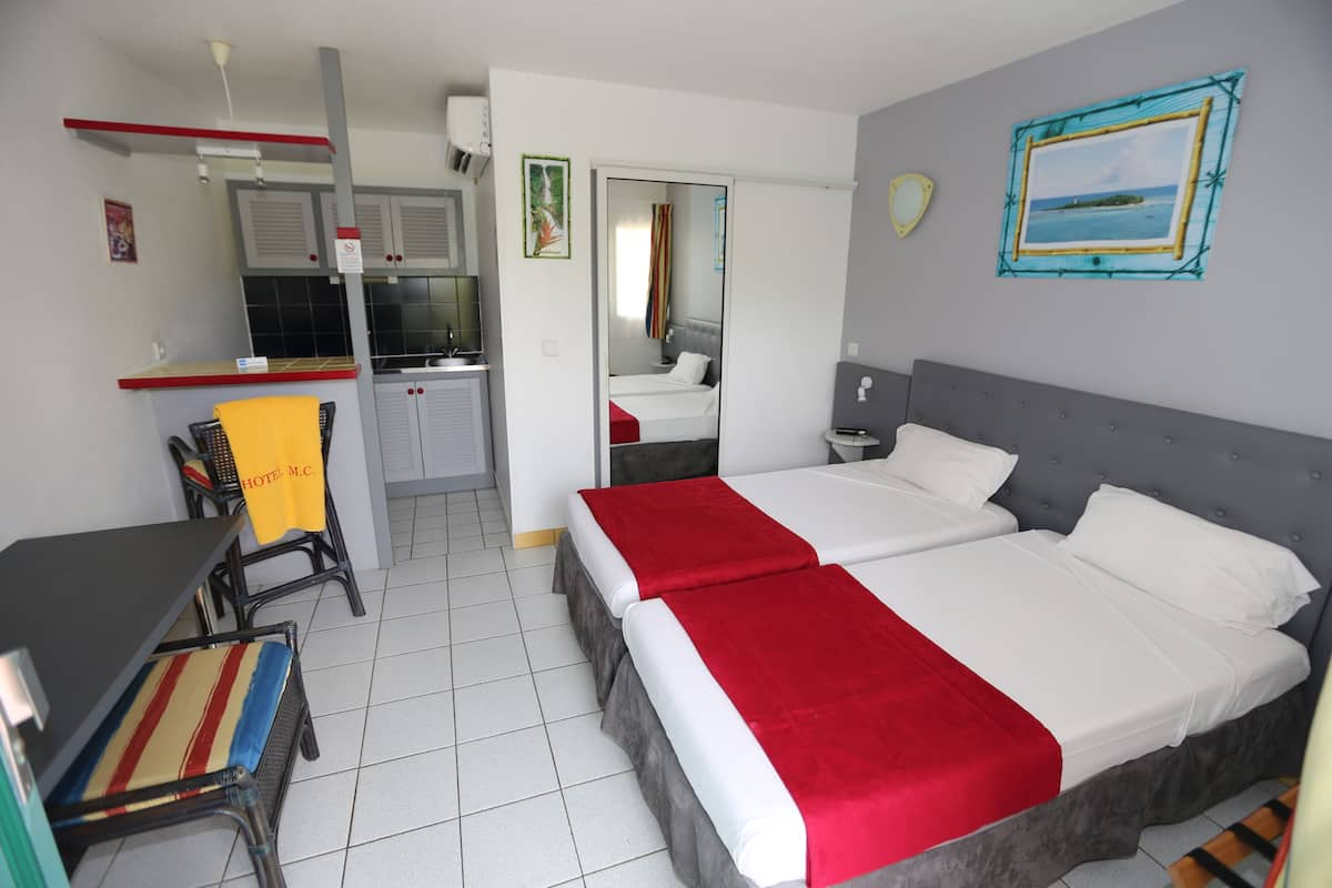 Studio, 2 Twin Beds, Kitchenette | In-room safe, desk, free WiFi, bed sheets