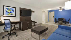 Suite, 1 soverom | Sengetøy av topp kvalitet, safe på rommet og skrivebord