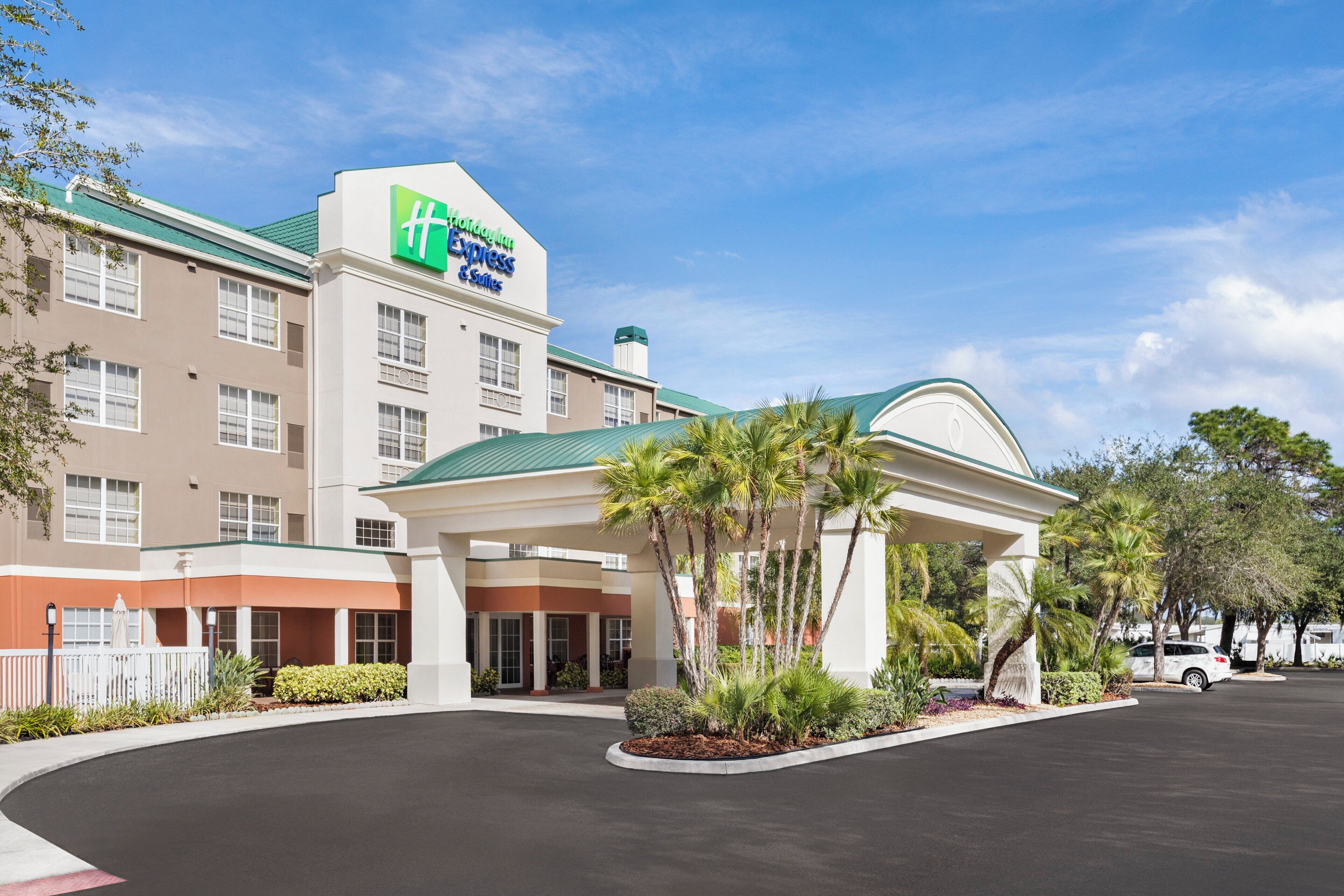 Un hôtel dont l’enseigne, bien visible, indique qu’il s’agit d’un Holiday Inn Express & Suites.