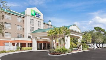 Un hôtel dont l’enseigne, bien visible, indique qu’il s’agit d’un Holiday Inn Express & Suites.