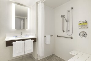 Habitación estándar, 1 cama King size (Communication, Roll-In Shower) | Baño | Tina con regadera, amenidades de baño gratuitas, secadora de cabello 