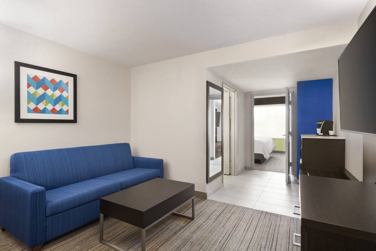 Premium bedding, in-room safe, desk, laptop workspace