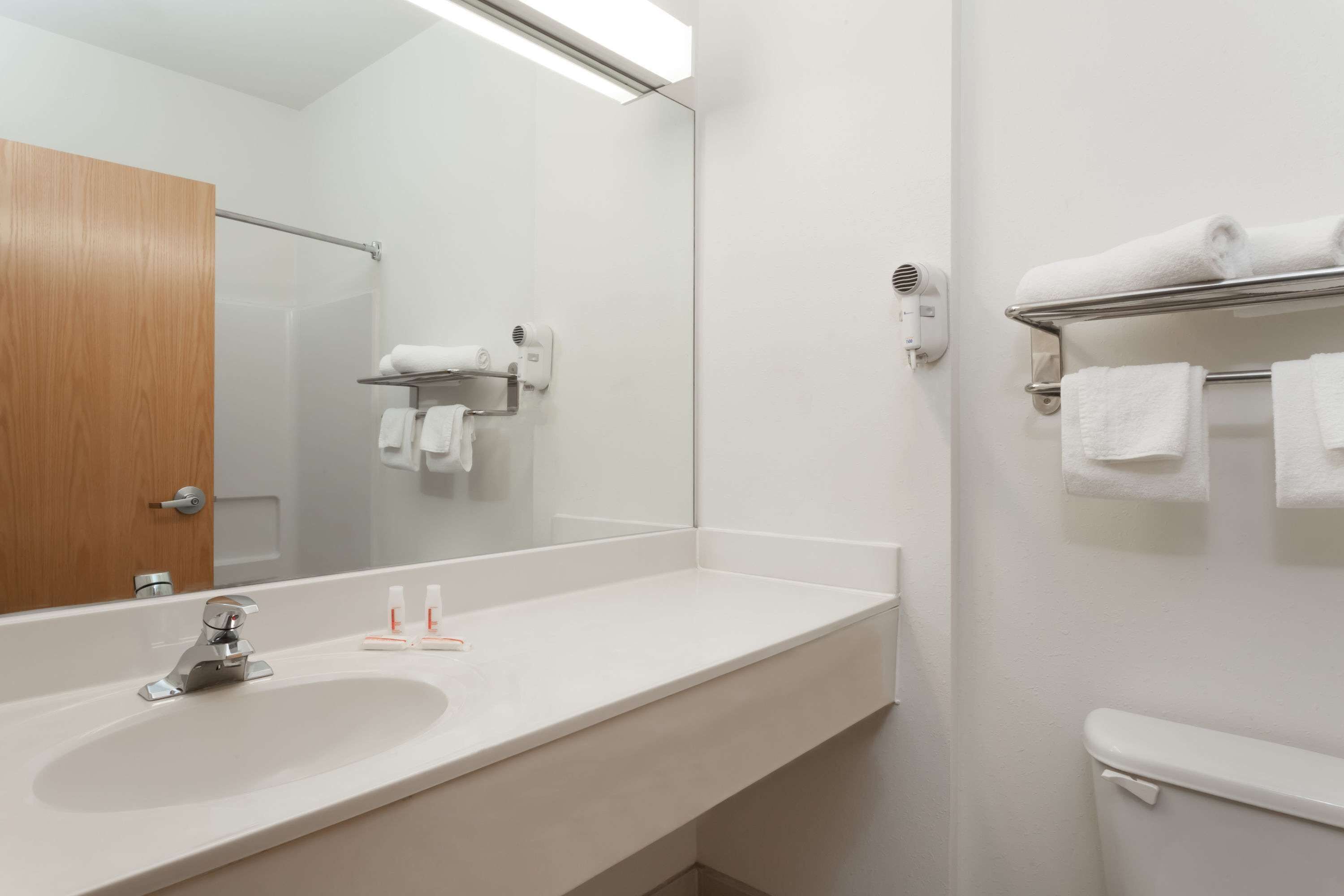 Combined shower/bathtub, free toiletries, hair dryer, towels