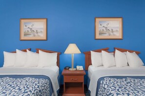 Premium bedding, desk, iron/ironing board, free cots/infant beds - Days Inn & Suites by Wyndham Cambridge (Cambridge)