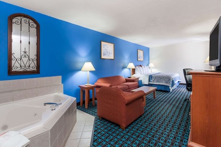 Ropa de cama de alta calidad y escritorio . Days Inn & Suites by Wyndham Cambridge