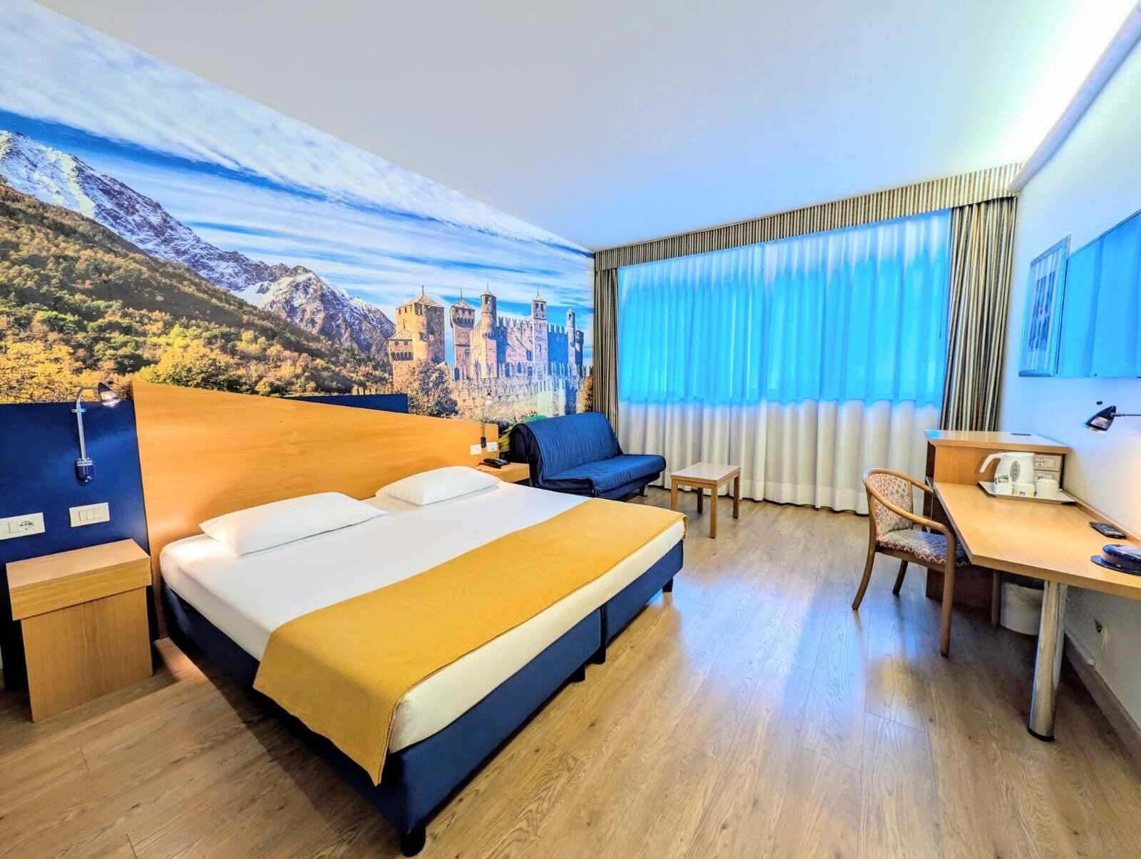 Minibar, escritorio, cortinas opacas y tabla de planchar con plancha