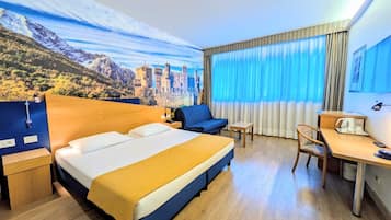 Minibar, Schreibtisch, VerdunkelungsvorhĂ€nge, BĂŒgeleisen/BĂŒgelbrett