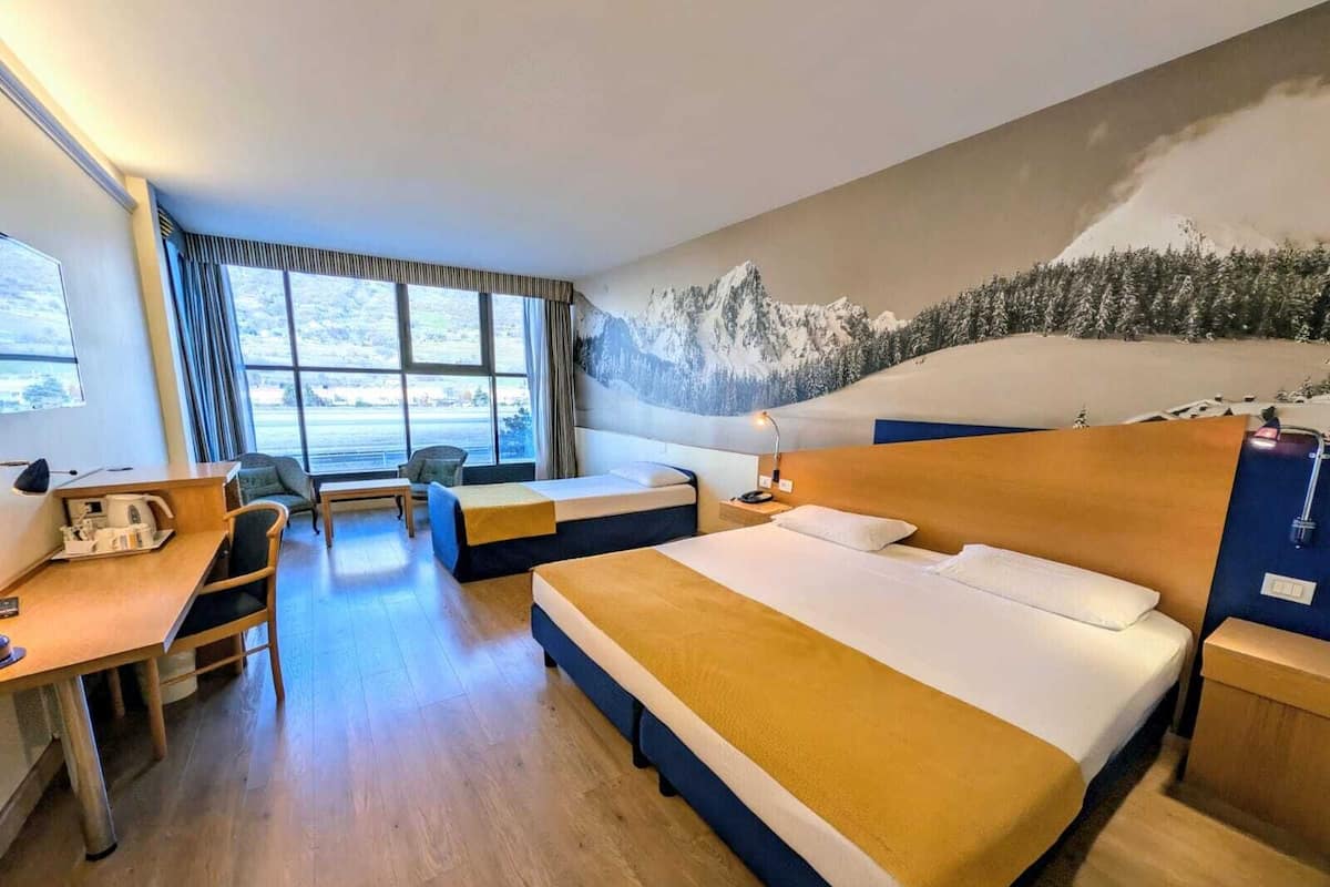 Deluxe Triple Room | Minibar, desk, blackout drapes, iron/ironing board