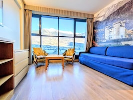 Minibar, escritorio, cortinas blackout y tabla de planchar con plancha 