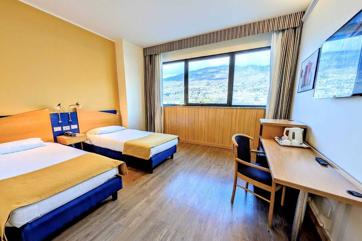 Minibar, skrivebord, blendingsgardiner og strykejern/-brett