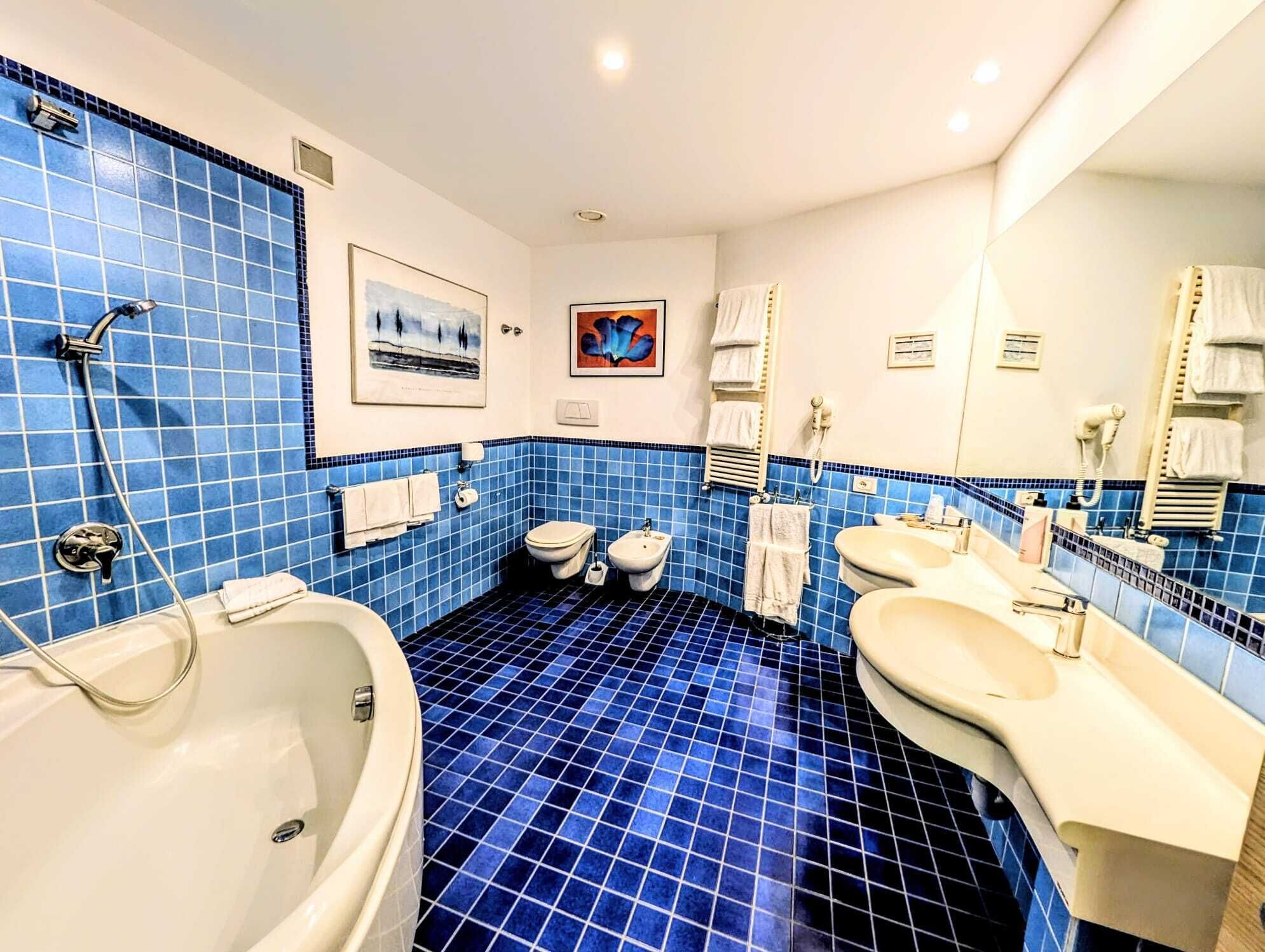 Familien-Studiosuite | Badezimmer | Kostenlose Toilettenartikel, Haartrockner, Bidet, Handtücher
