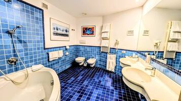 Familien-Studiosuite | Badezimmer | Kostenlose Toilettenartikel, Haartrockner, Bidet, Handtücher