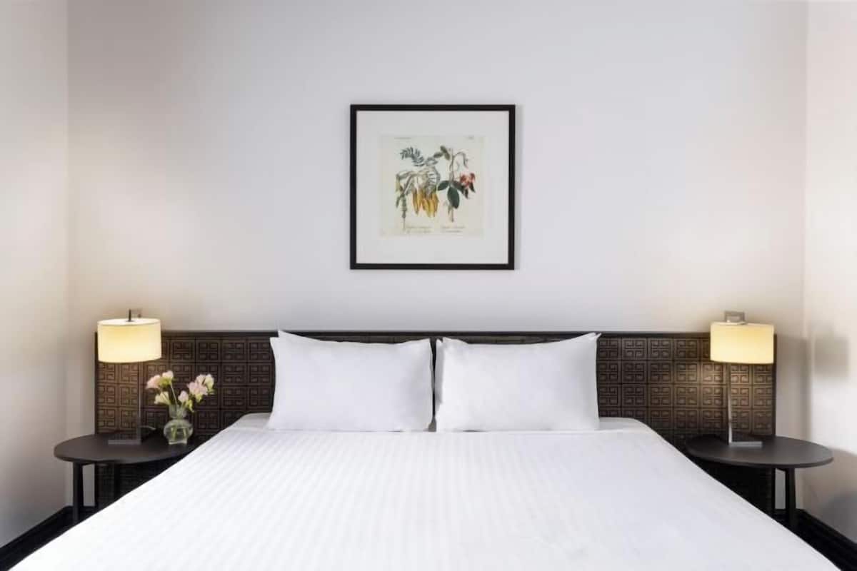 Iron/ironing board, free WiFi, bed sheets