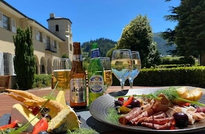 Petit déjeuner et dîner servis sur place, vue sur le jardin
