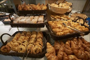 Se ofrece un desayuno bufé todos los días (por un coste adicional)