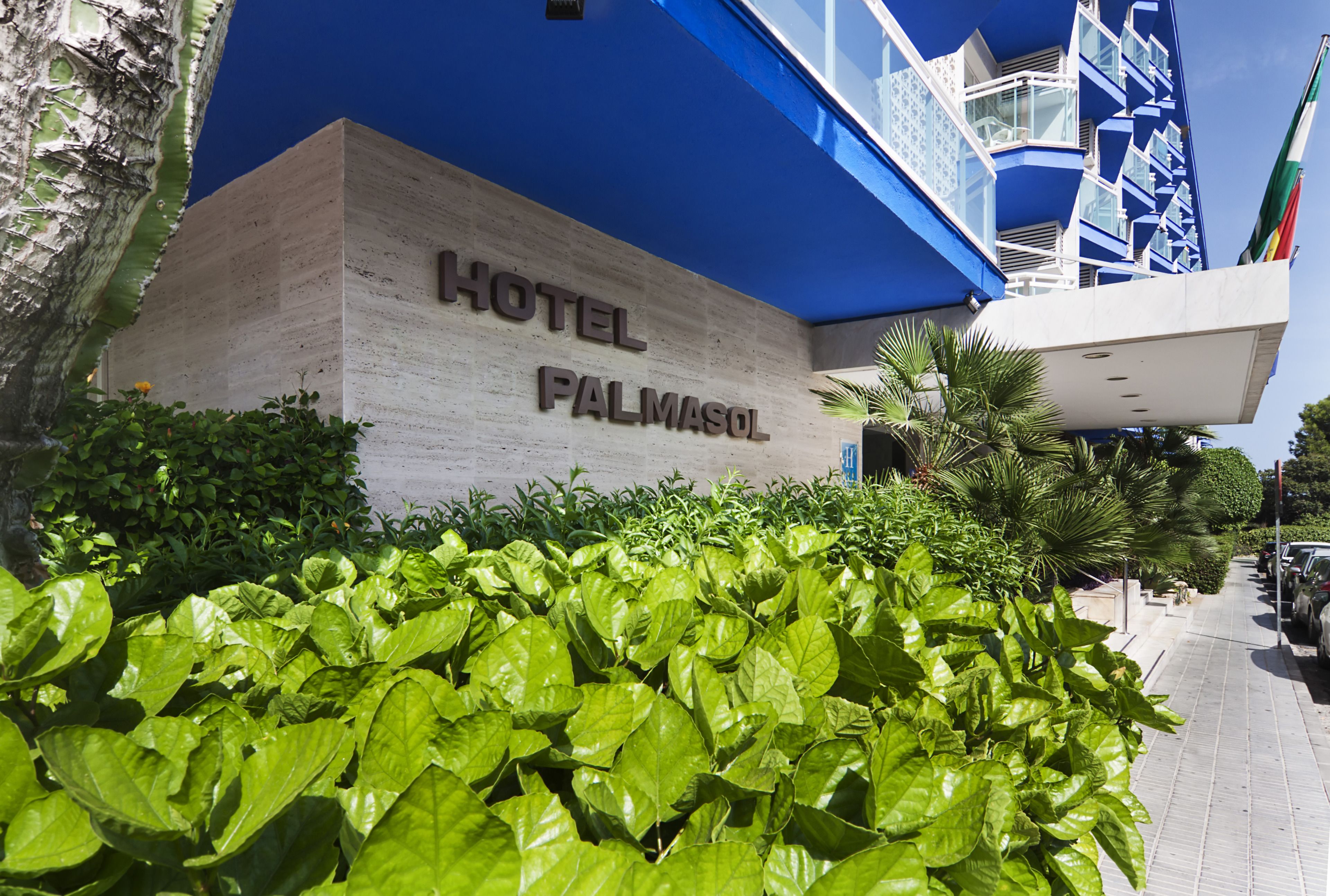 Un moderno edificio de hotel con el nombre 