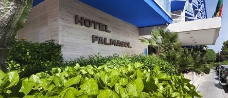 Un moderno edificio de hotel con el nombre