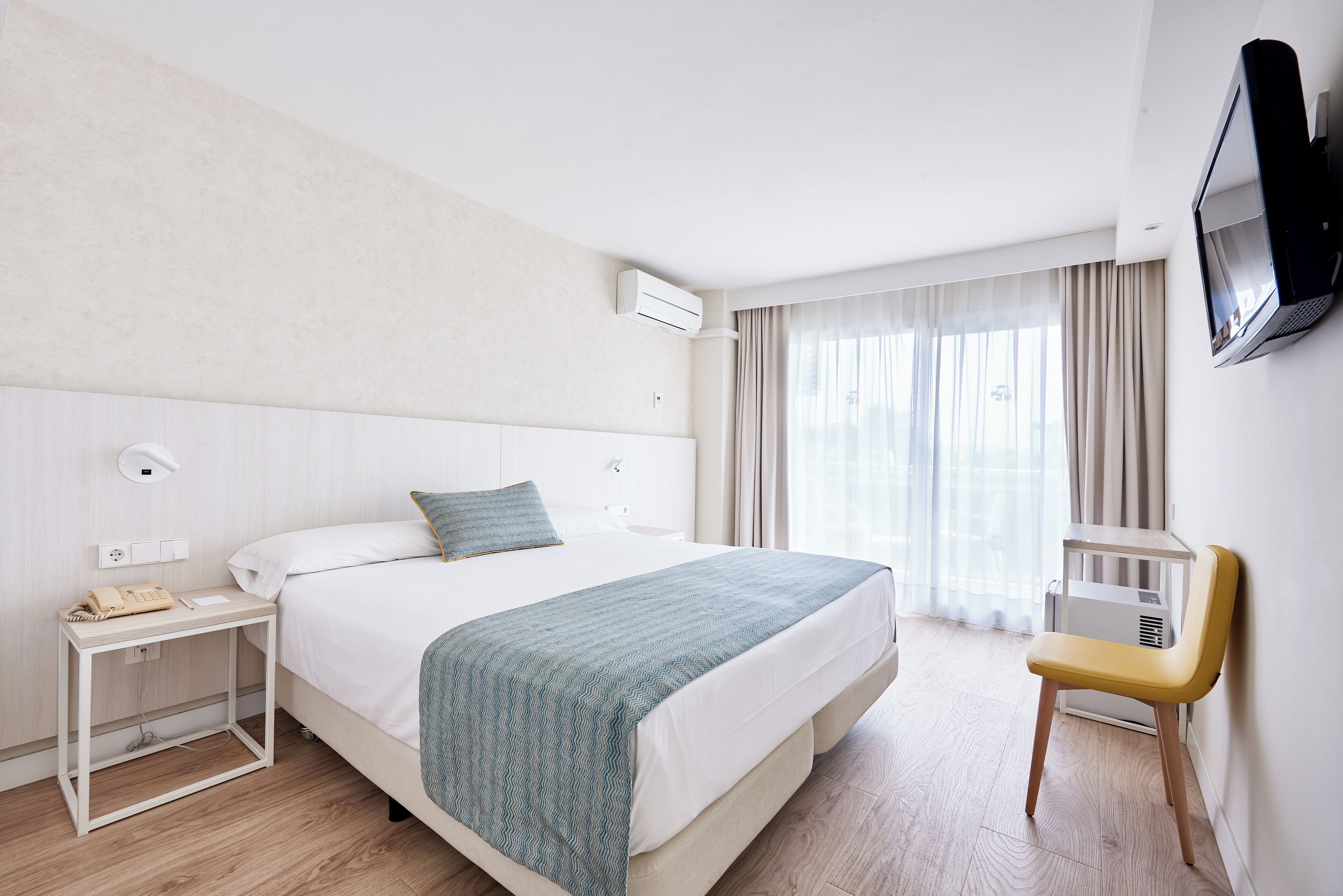 Een minibar, een bureau, geluiddichte muren, gratis wifi