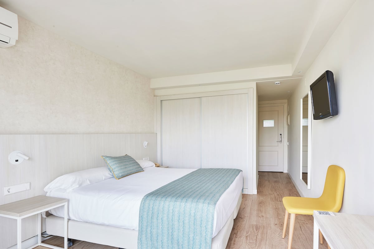 Minibar, escritorio, sistema de insonorización y wifi gratis