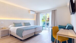 A hotel room with a bed, a desk, a chair, and a TV. - Hotel Palmasol Puerto Marina (Benalmádena)