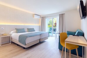 A hotel room with a bed, a desk, a chair, and a TV. - Hotel Palmasol Puerto Marina (Benalmádena)