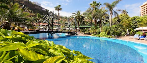 Outdoor pool, sun loungers