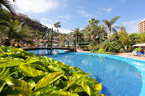 Outdoor pool, pool loungers