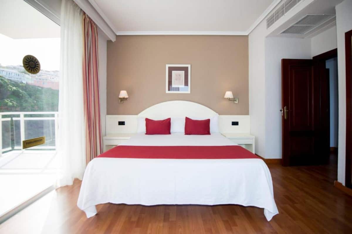 Desk, blackout curtains, iron/ironing board, free WiFi