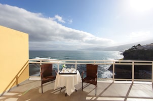 Escritorio, cortinas opacas, tabla de planchar con plancha y wifi gratis