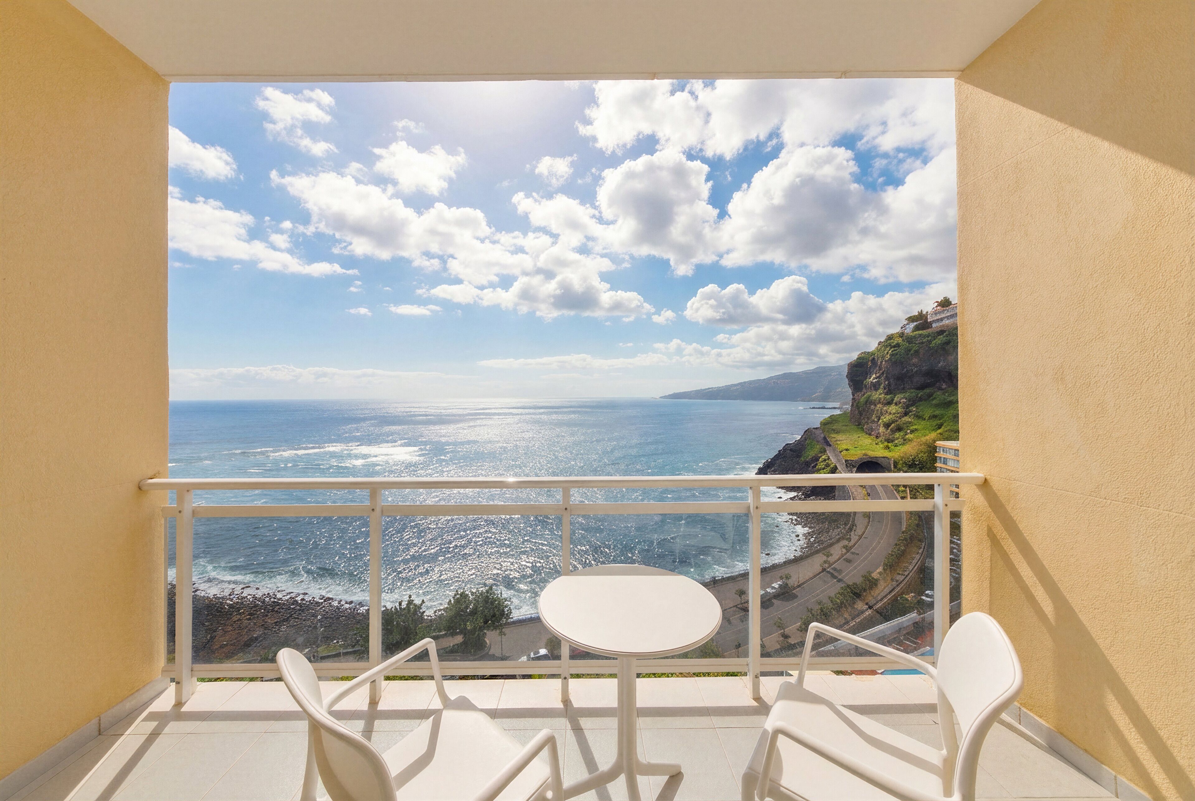 مكتب وستائر تعتيم ومكواة/لوح كي وواي فاي مجانًا