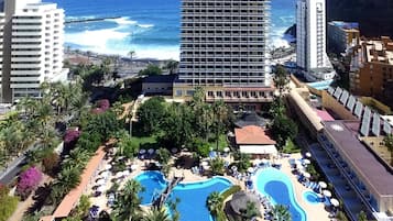 Una piscina al aire libre, tumbonas