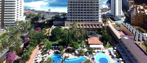 Een buitenzwembad en ligstoelen