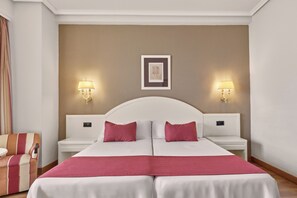 Escritorio, cortinas blackout y tabla de planchar con plancha