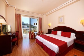 Escrivaninha, cortinas blackout, ferros/tábuas de passar roupa