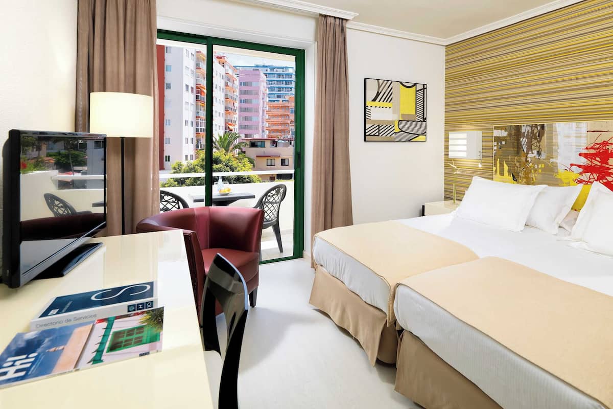 มินิบาร์, ตู้นิรภัยในห้องพัก, โต๊ะทำงาน, Wi-Fi ฟรี