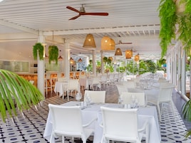 2 restaurantes; se sirve desayuno, almuerzo y cena