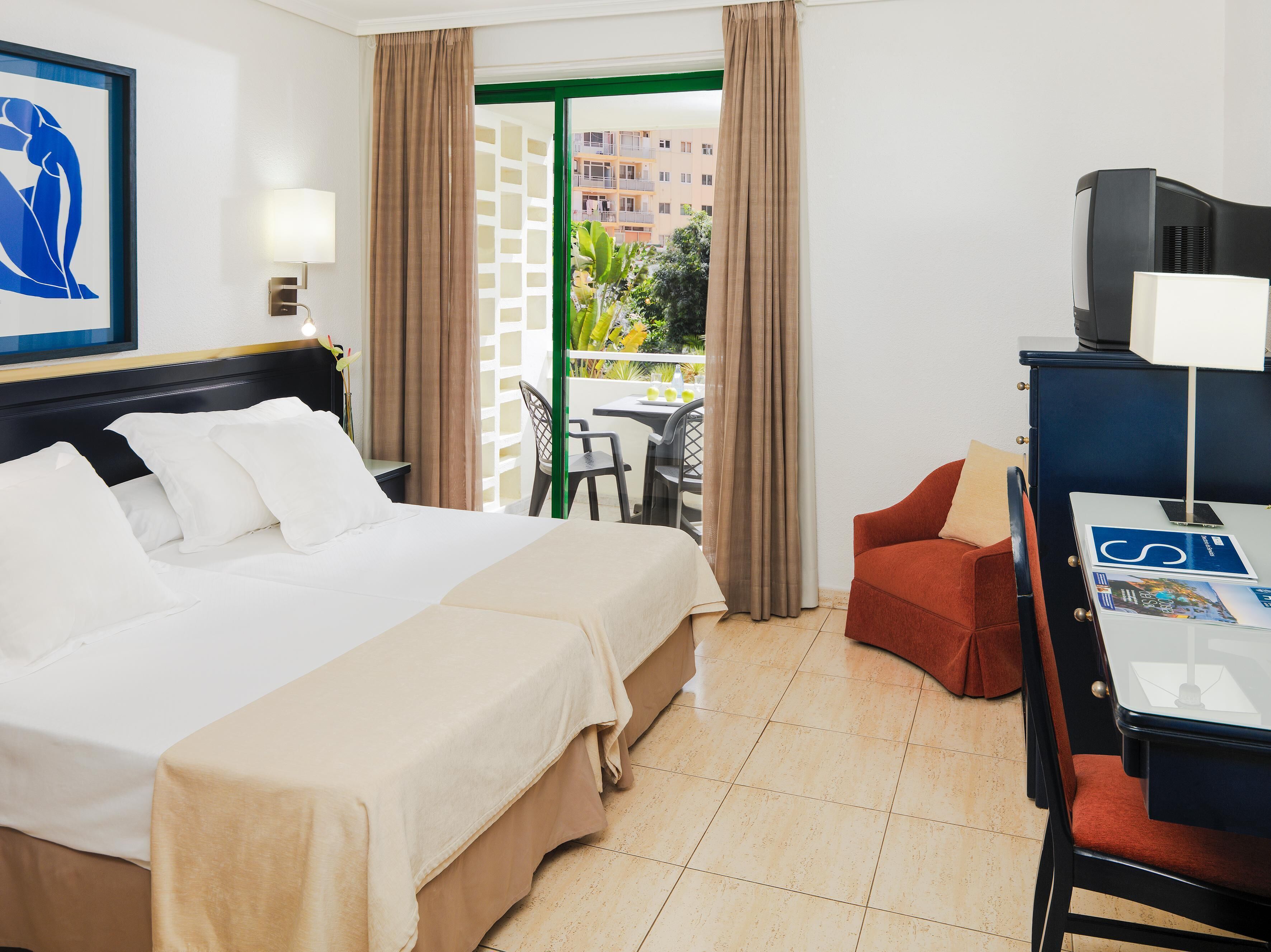 Minibar, caja fuerte, escritorio y wifi gratis