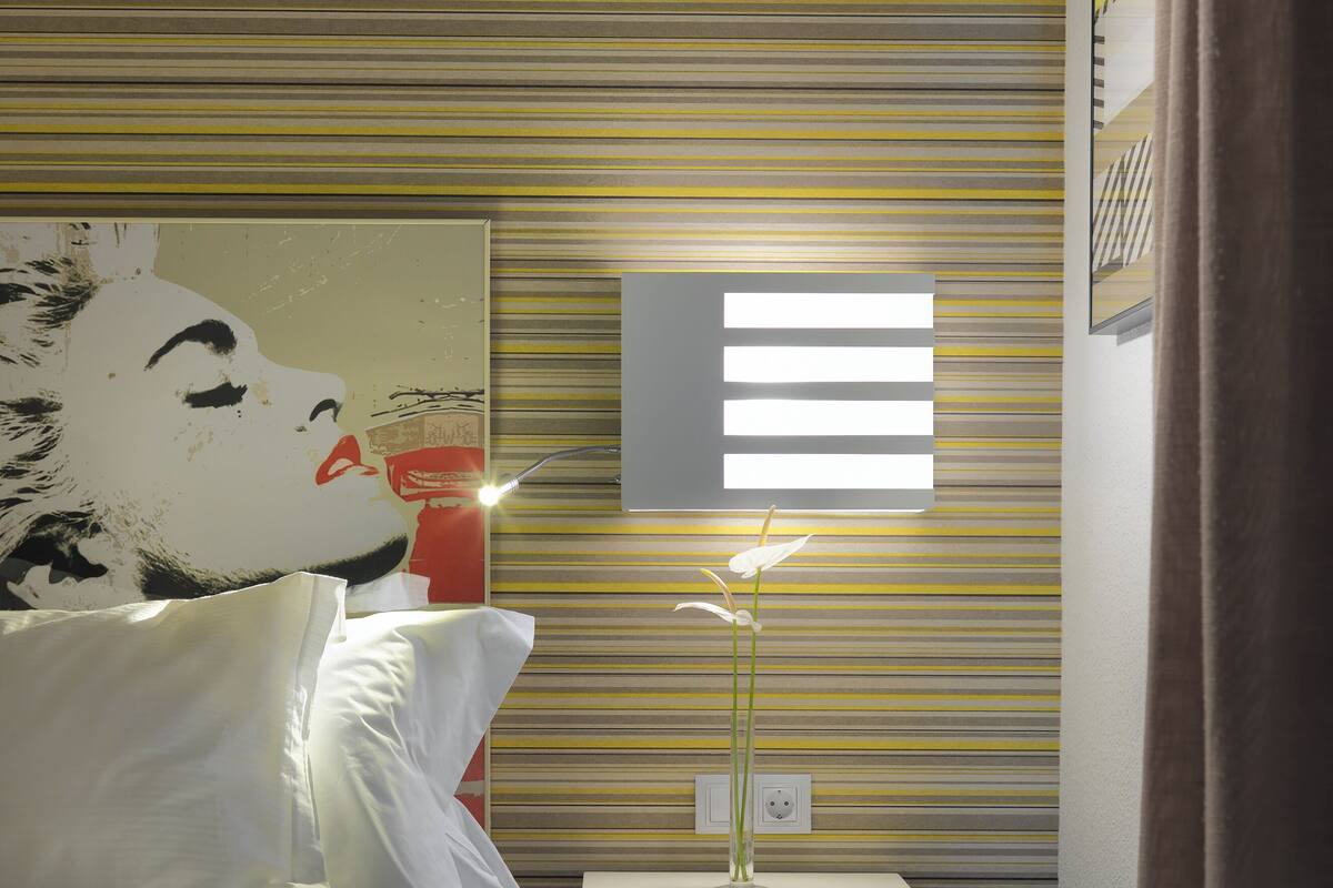 มินิบาร์, ตู้นิรภัยในห้องพัก, โต๊ะทำงาน, Wi-Fi ฟรี