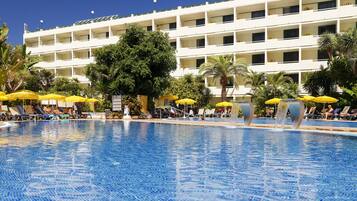 2 piscines a l'aire lliure (horari: 09:00-18:00), para-sols i gandules