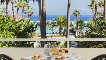 Hi ha 2 restaurants amb plats de cuina mediterrània