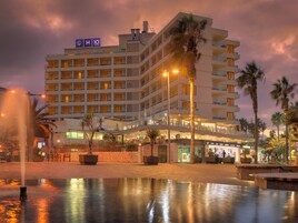 Fachada de la propiedad por la tarde o noche