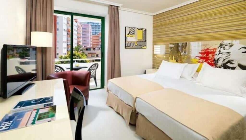 Minibar, caja fuerte, escritorio y wifi gratis