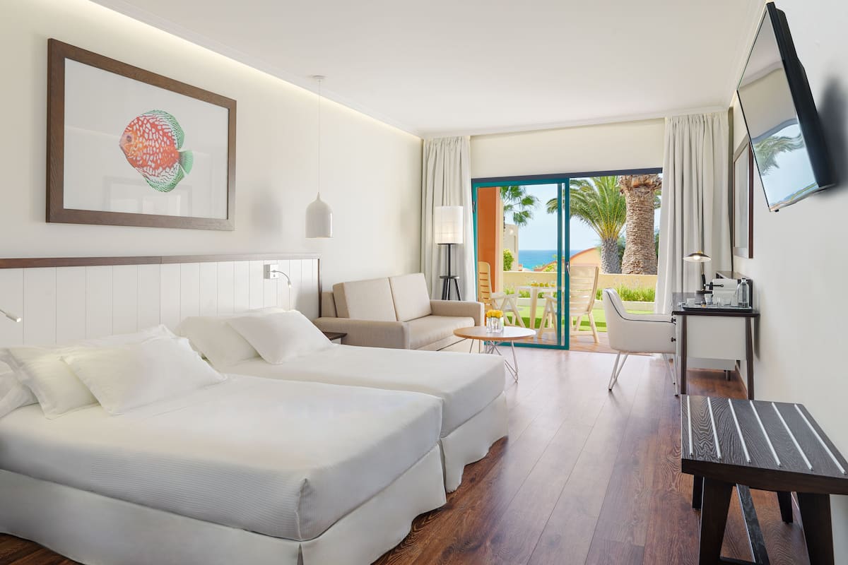 Junior Suite | Minibar, in-room safe, desk, laptop workspace